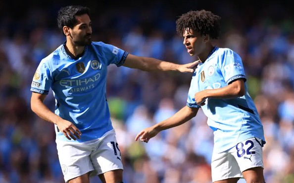 Rico Lewis e İlkay Gündoğan em ação pelo Manchester City (Foto: Divulgação/Fifa)