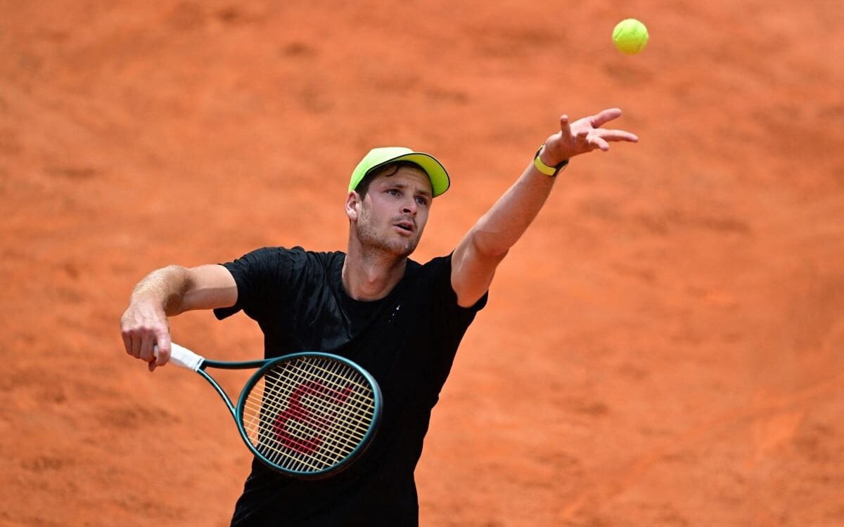 Polonês será o rival de João Fonseca na estreia de Roland Garros (Foto: Piero CRUCIATTI / AFP)