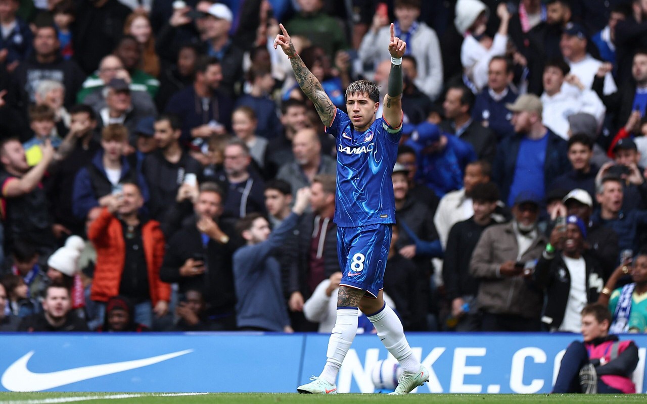 Enzo Fernandez comemora gol do Chelsea sobre o Liverpool (Foto: HENRY NICHOLLS / AFP)