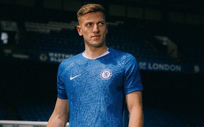 Liam Delap com a camisa do Chelsea (Foto: Reprodução / X)