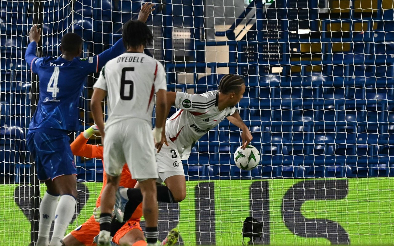 Steve Kapualdi faz o gol da vitória do Legia Varsovia contra o Chelsea