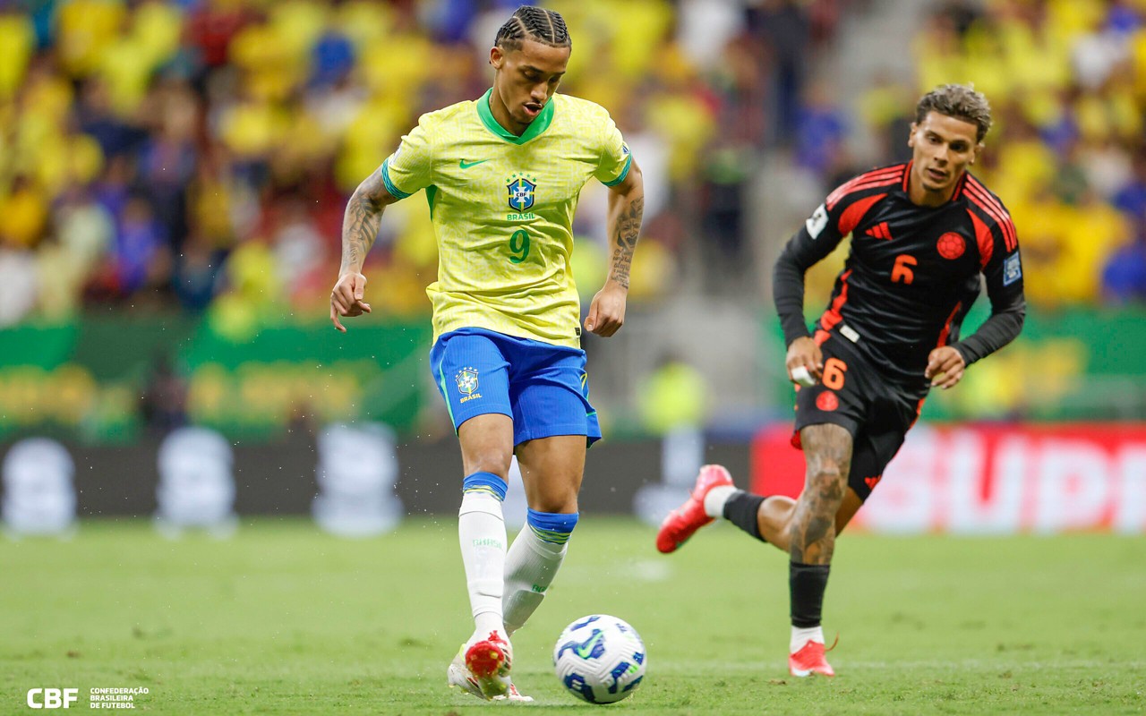 João Pedro em ação com a bola no jogo entre Brasil e Colômbia (Foto: Rafael Ribeiro/CBF)