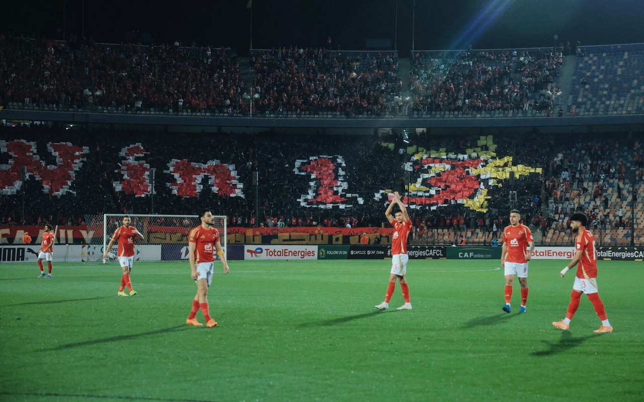 Jogadores do Al-Ahly em campo pela Champions da África (Foto: Reprodução/X)