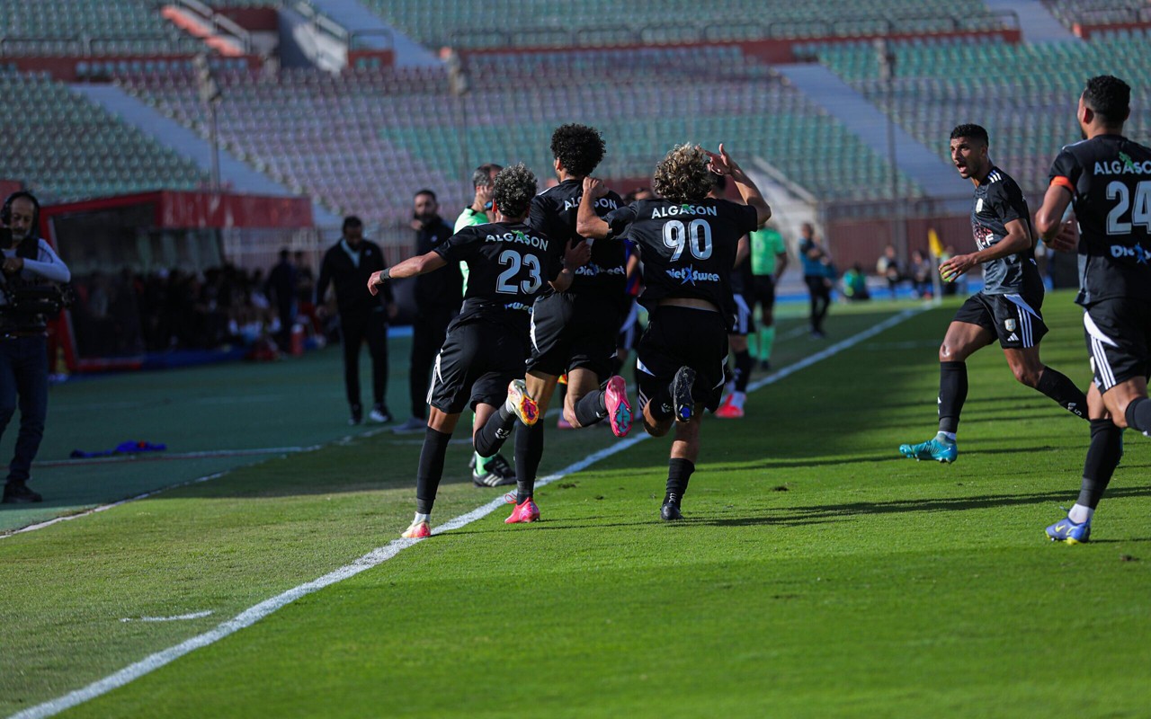 Jogadores do Pharco celebram gol contra o Al-Ahly