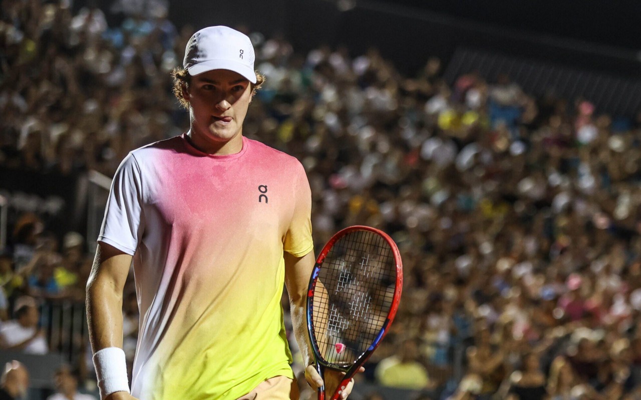 João Fonseca foi eliminado do Rio Open ao perder para Alexander Muller (Foto: Fotojump/Rio Open)