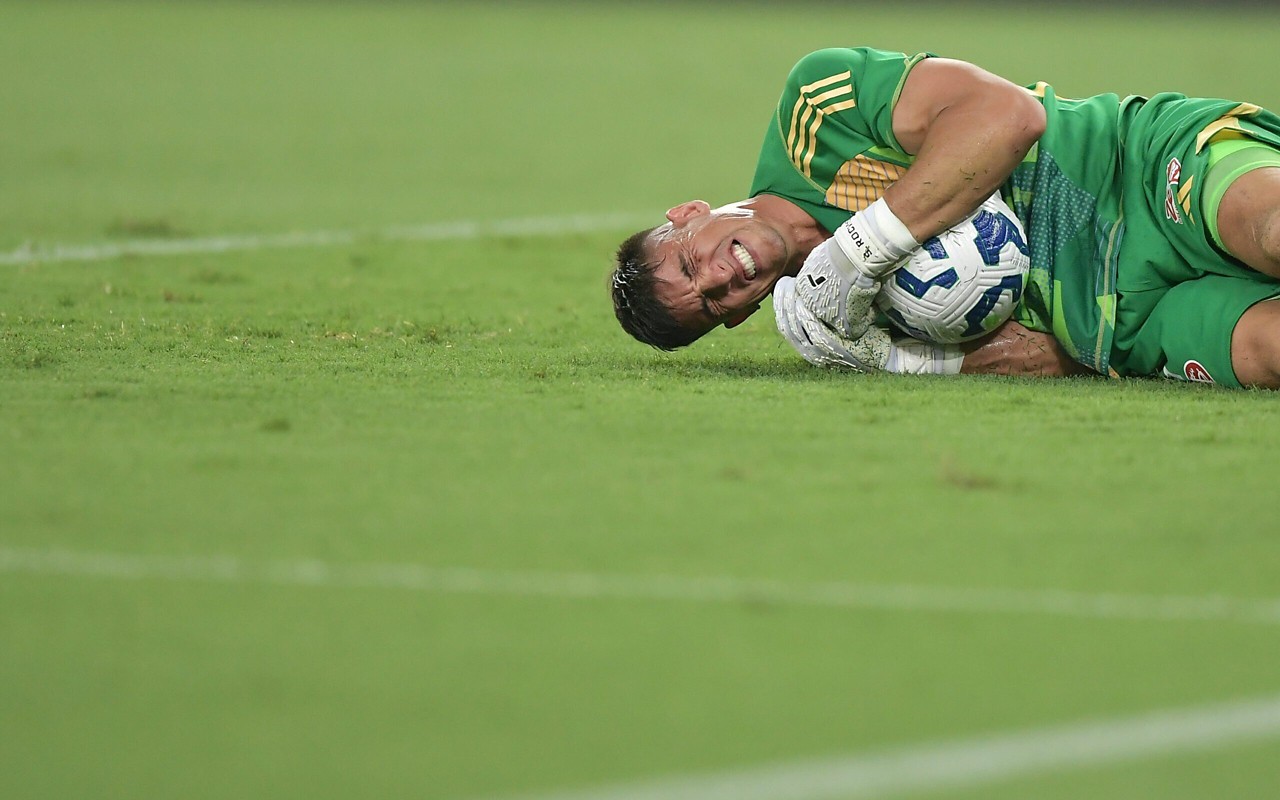 Rochet sentiu um trauma na mão esquerda. Foto: Thiago Ribeiro/AGIF