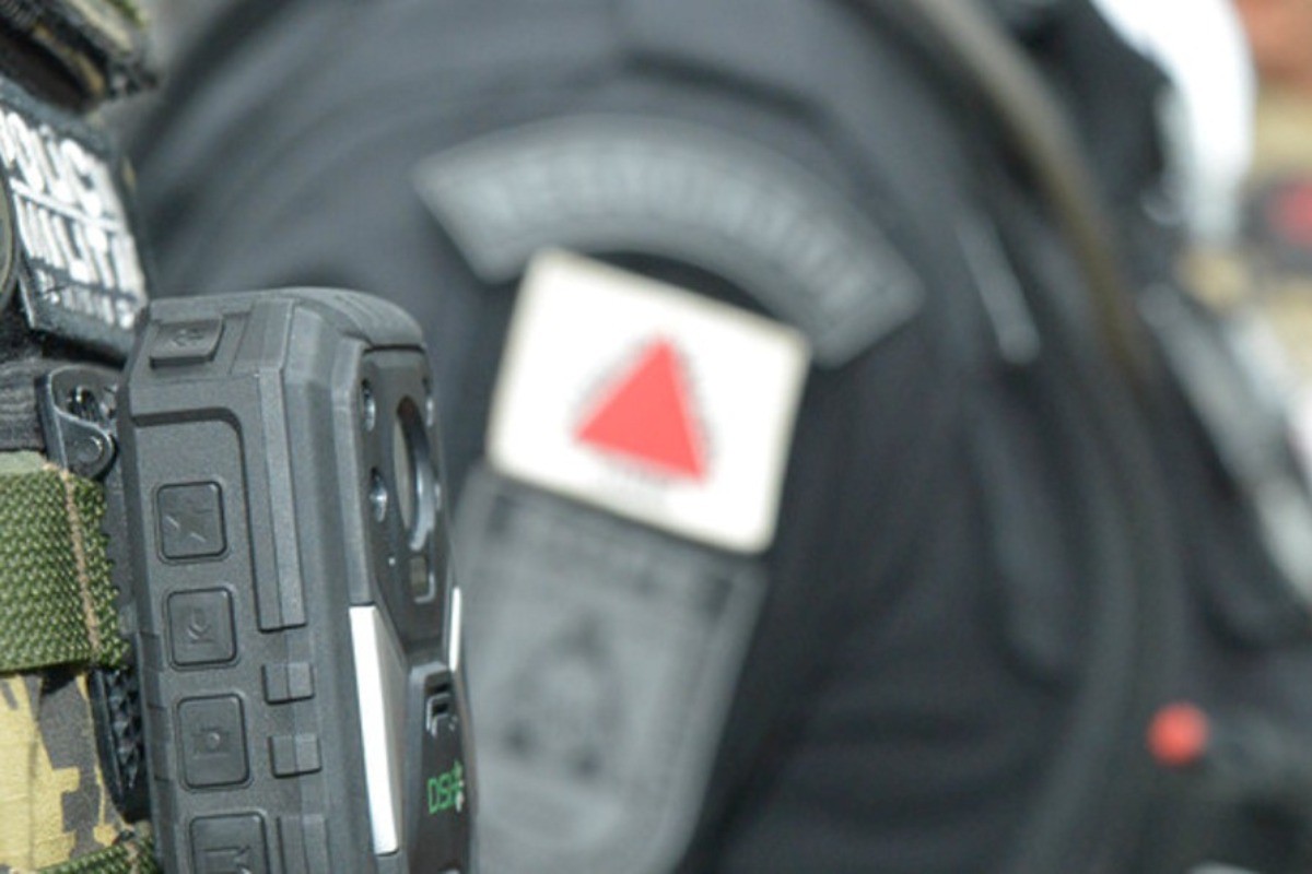 A Polícia Militar de Minas Gerais (PMMG) utiliza Câmeras Operacionais Portáteis (COP) nas fardas dos agentes
