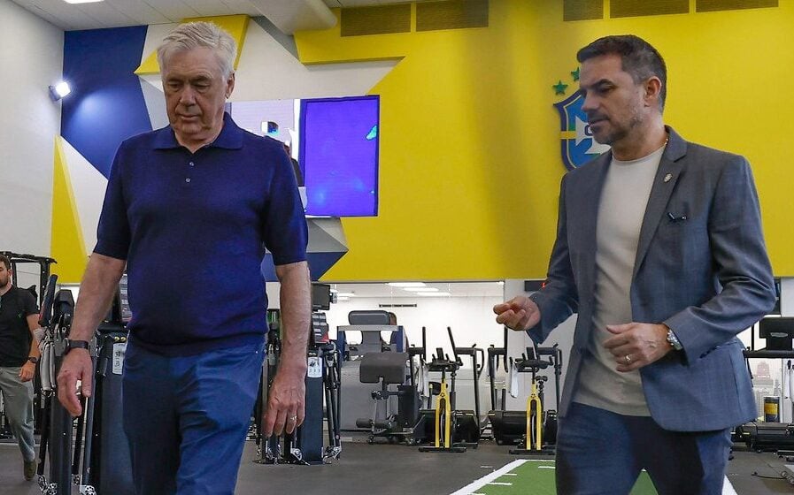 Carlo Ancelotti e Rodrigo Caetano no Centro de Excelência, na Granja Comary, em Teresópolis (Foto: Rafaell Ribeiro/CBF)