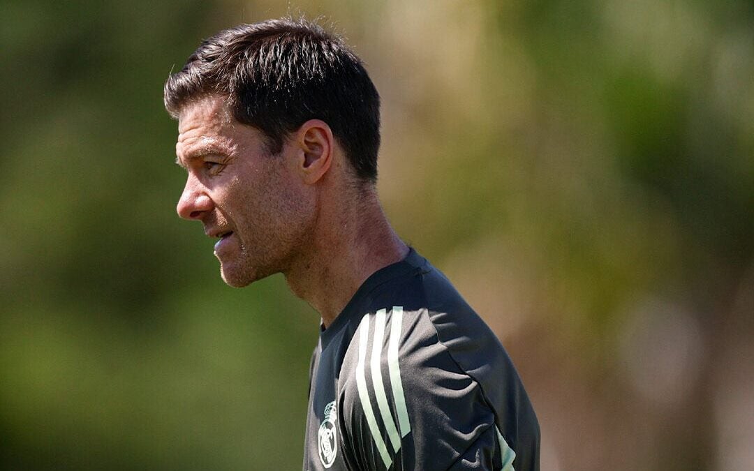 Xabi Alonso observa treino do Real Madrid às vésperas da estreia no Mundial de Clubes (Foto: Divulgação)