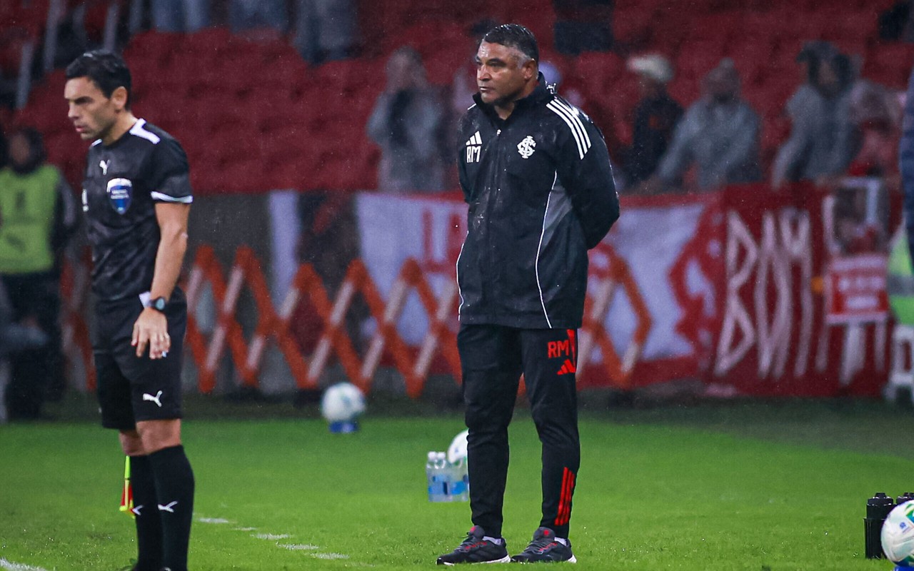 Roger Machado agradece à torcida pelo apoio ao time (Foto: Maxi Franzoi/AGIF)
