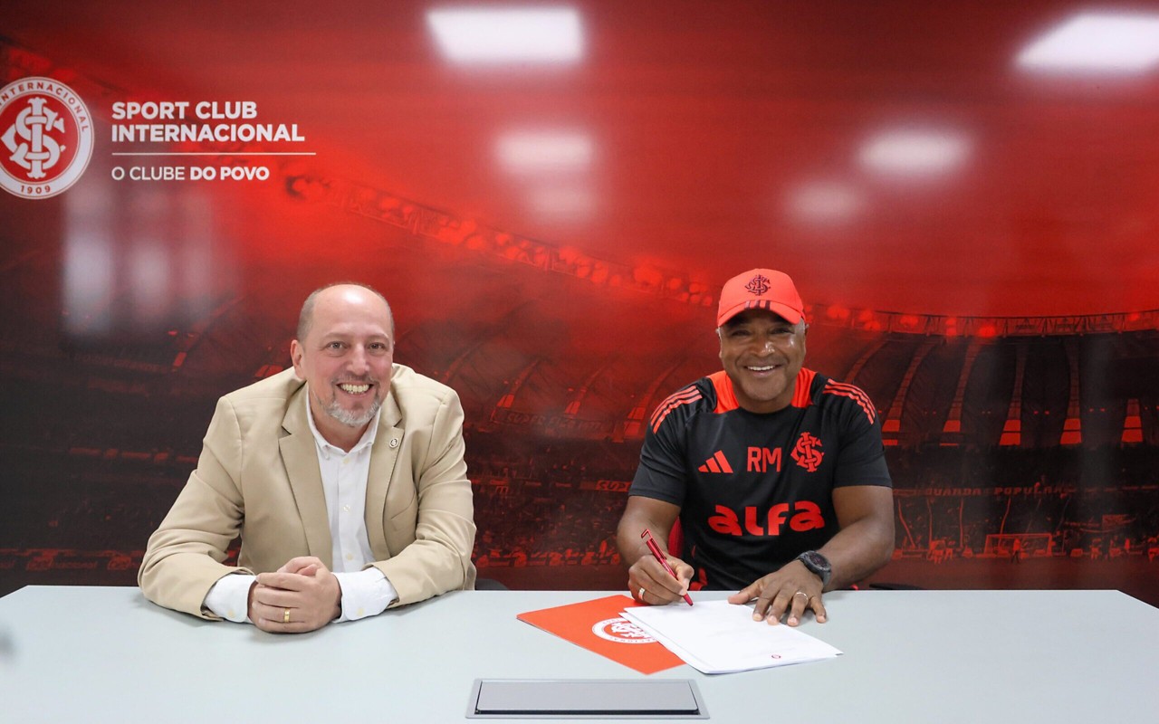 Alessandro Barcellos e Roger Machado na assinatura do novo contrato (Foto: Ricardo Duarte/SC Internacional)