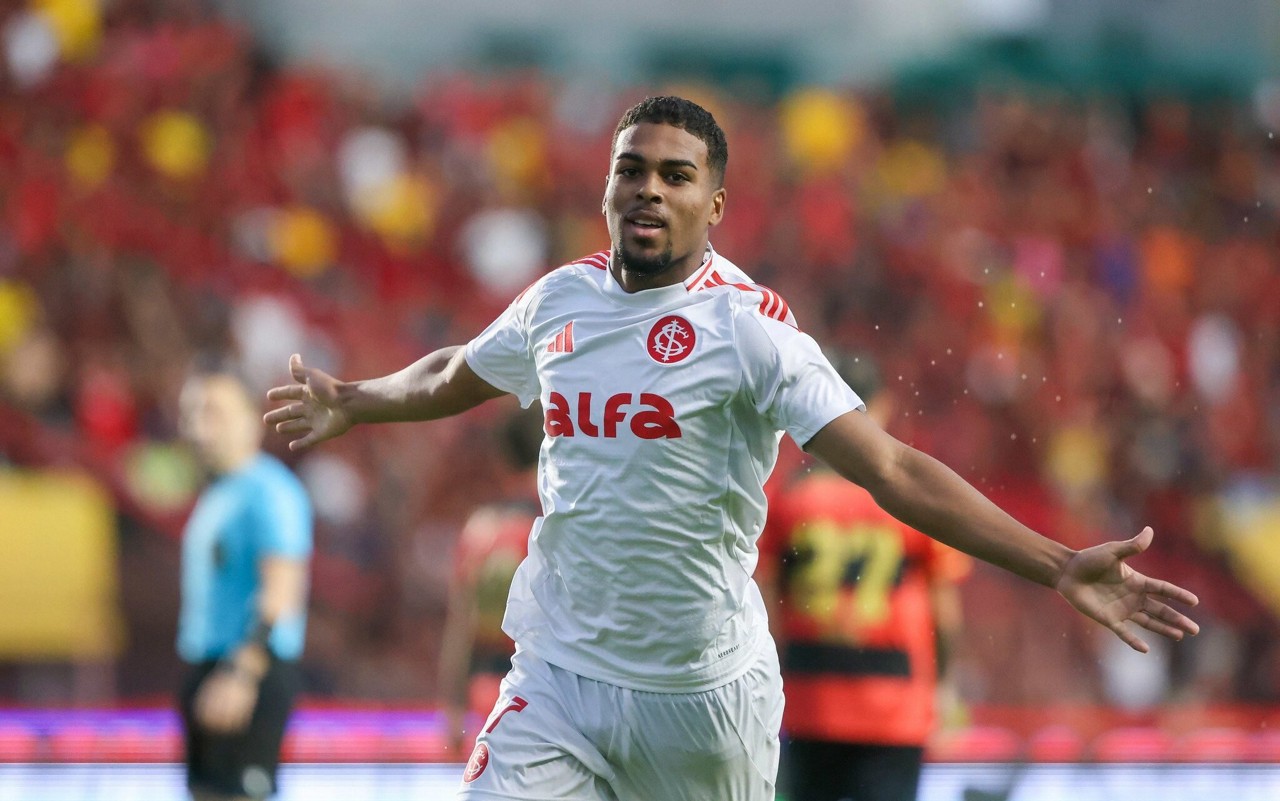 Gustavo Prado comemora golaço marcado contra o Sport (Foto: Ricardo Duarte/SC Internacional)