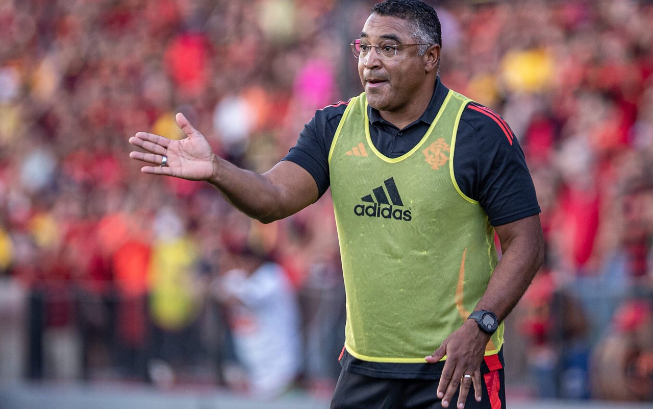 Roger Machado já pensa no time que enfrentará o Bahia (Foto: Rafael Vieira/AGIF)
