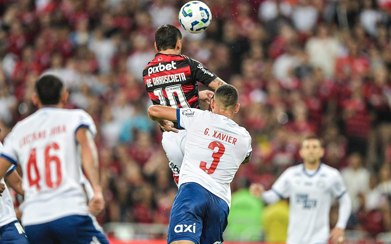 Cabeceio de Arrascaeta para gol do Flamengo (Foto: Thiago Ribeiro/AGIF)