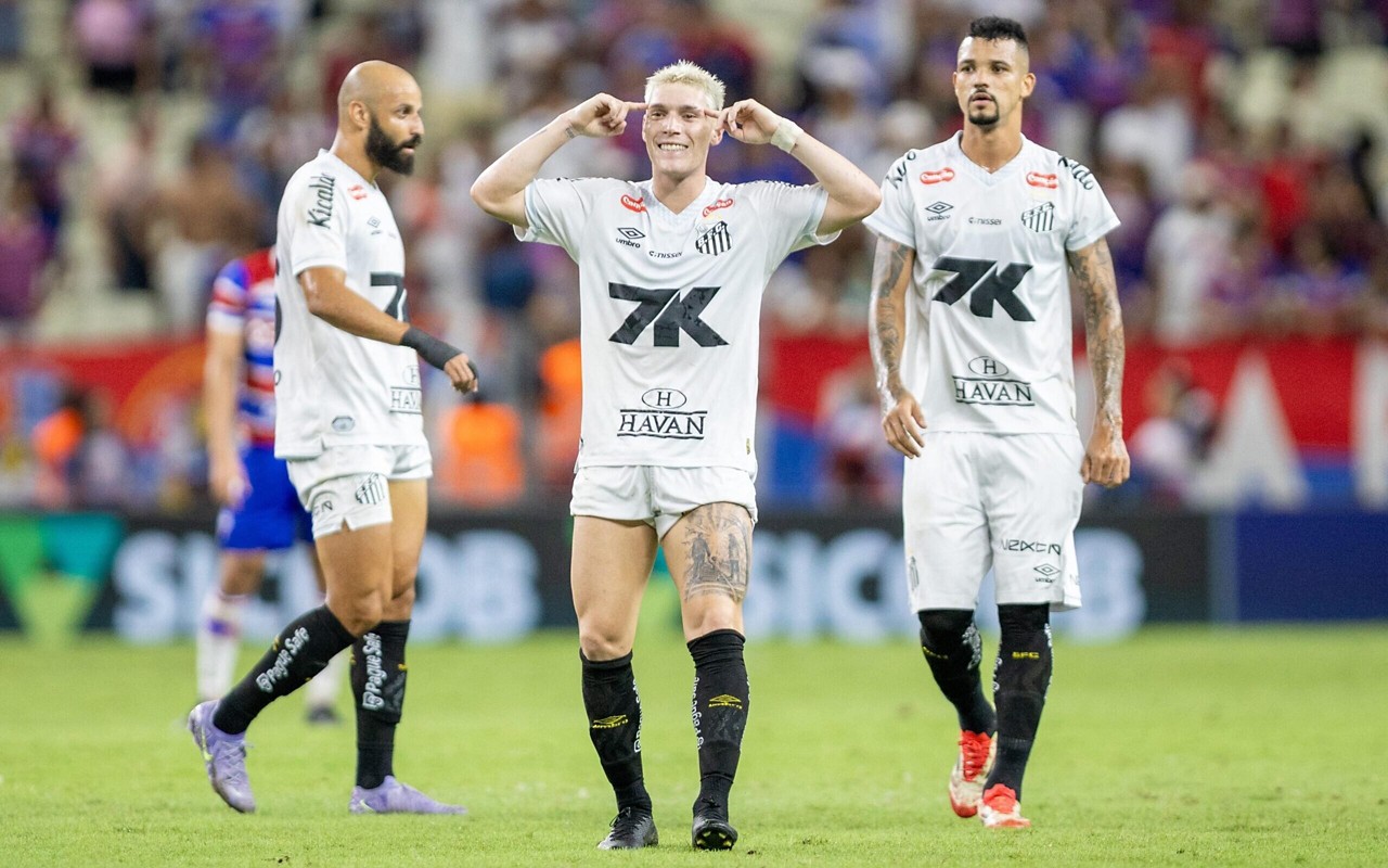 Rollheiser marcou o gol que garantiu a vitória do Santos por 3 a 2 diante do Fortaleza. (Foto: Baggio Rodrigues/AGIF)