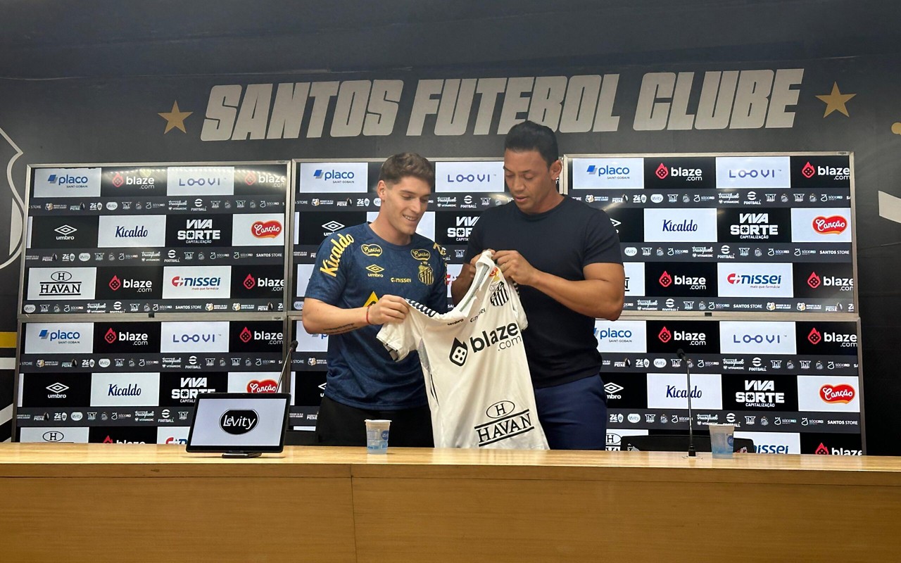 Benjamín Rollheiser chegou ao Santos com contrato até o fim de 2028 e será o novo camisa 32 do time