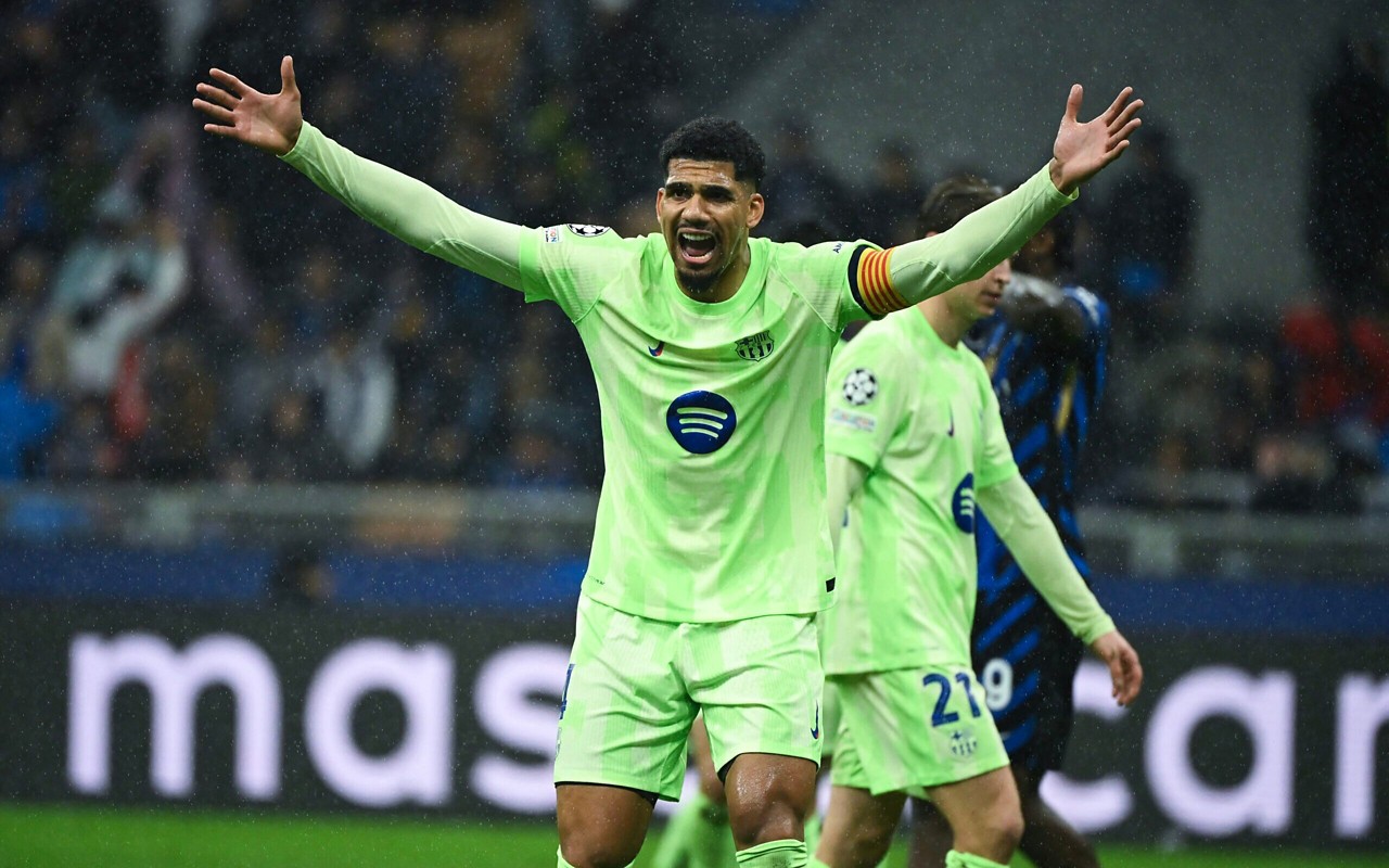 Araujo no confronto entre Barcelona e Inter de Milão (Foto: Piero Cruciatti/AFP)