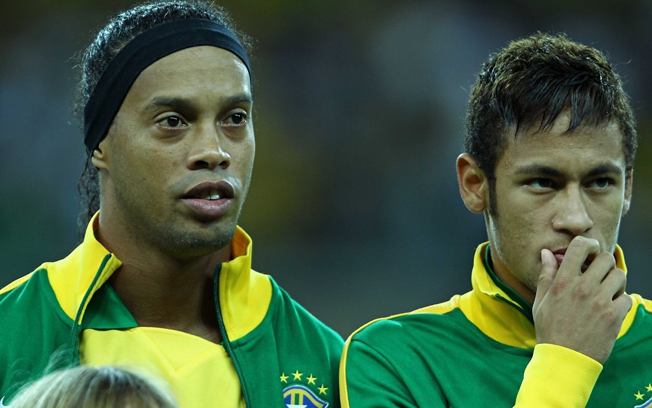 Ronaldinho e Neymar jogaram juntos pelo PSG (Foto: Heuler Andrey/AGIF)