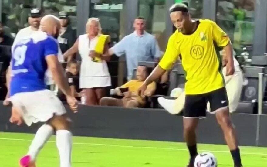 Ronaldinho aplica dois elásticos no segurança do Messi (Foto: Divulgação)