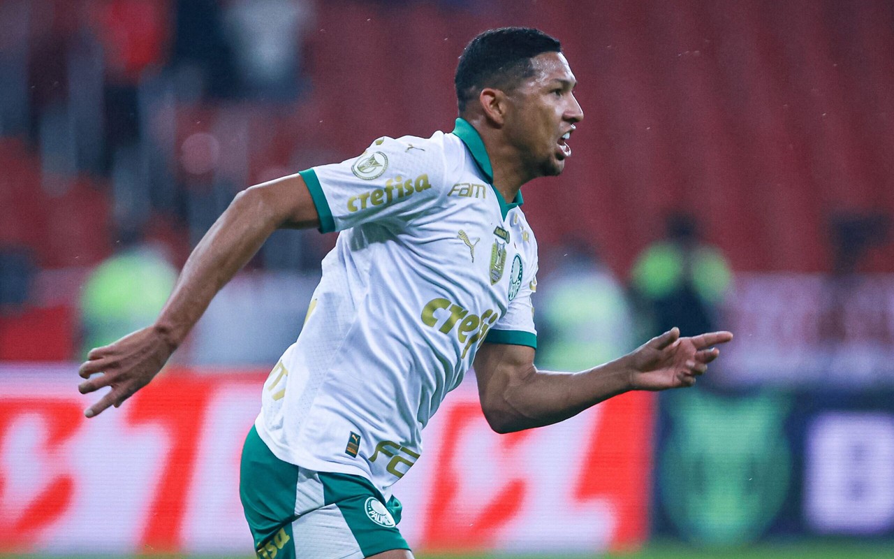 Rony segue na mira do Vasco para reforçar a equipe (Foto: Maxi Franzoi/AGIF)