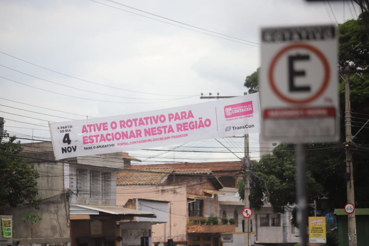 Faixa avisa sobre estacionamento rotativo em Contagem