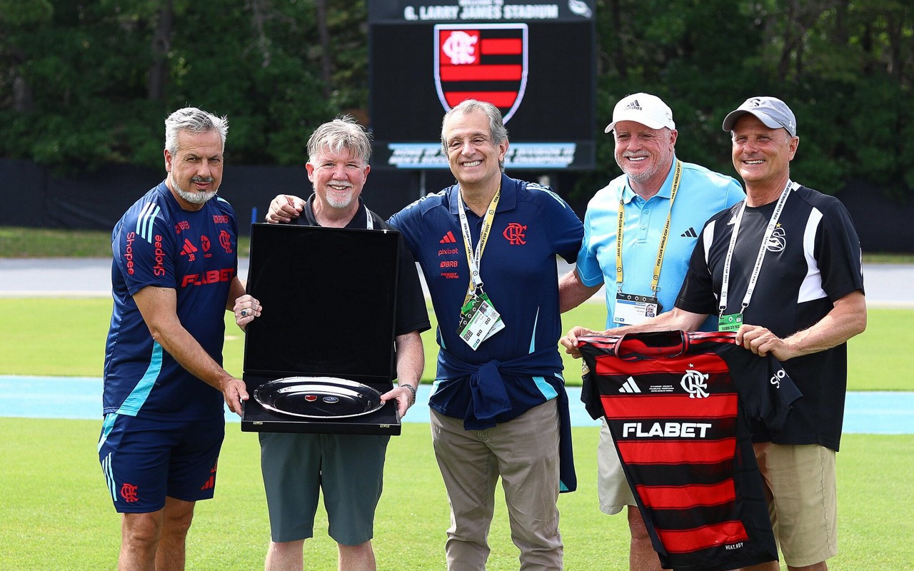 Diretoria do Flamengo presenteia funcionários da Universidade de Stockton (Foto: Gilvan de Souza/Flamengo)