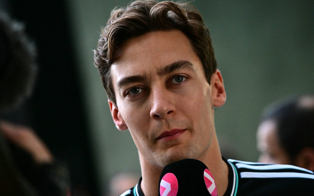 George Russell dando entrevistas no GP da Arábia Saudita (Foto: Giuseppe Cacace / AFP)