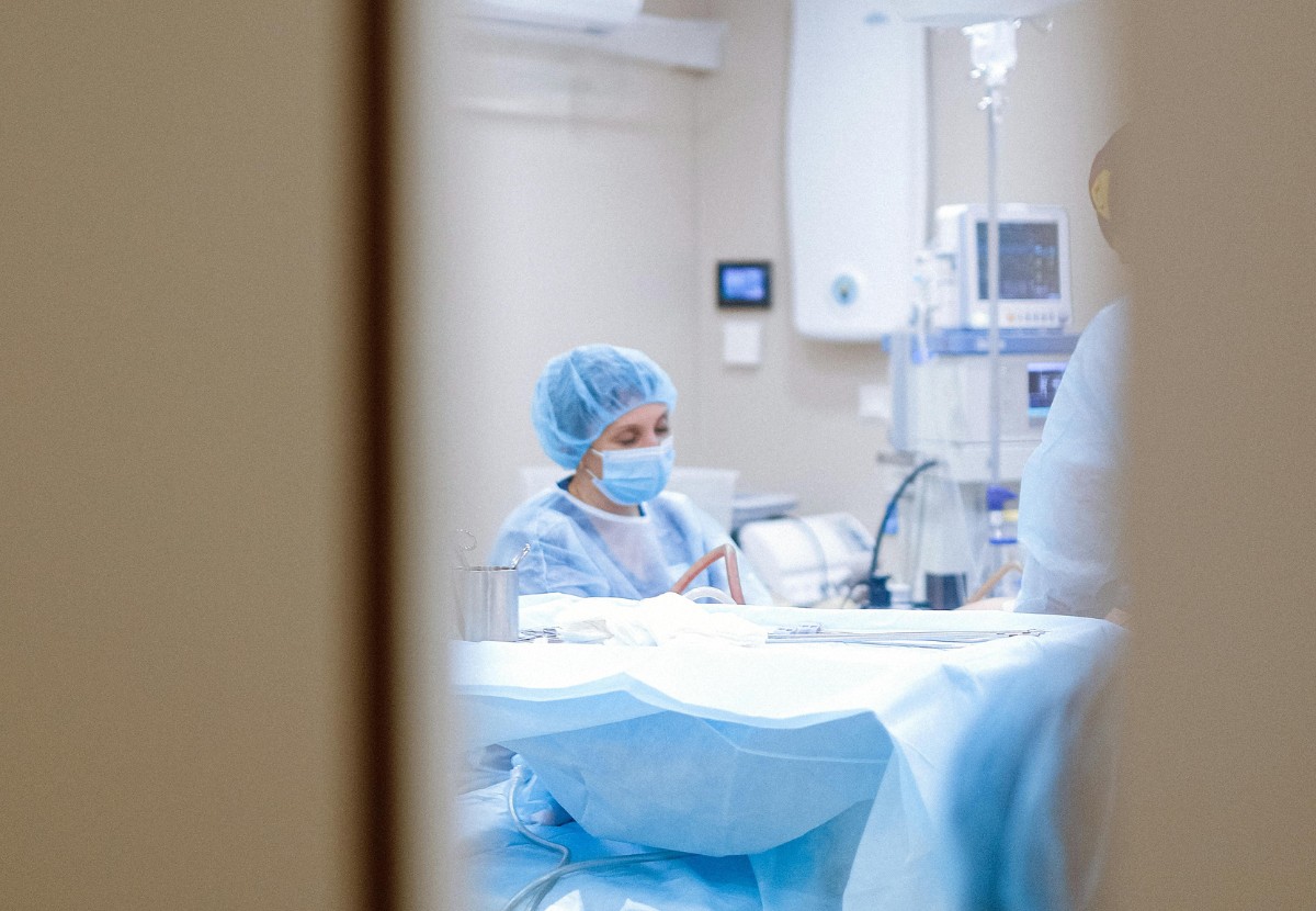 A capacidade de degradação do plástico por esta bactéria representa um risco para pacientes, pois pode afetar a integridade de dispositivos médicos essenciais