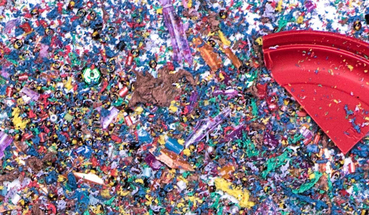 Partículas microscópicas do material contaminam o solo, a água, ar e órgãos do corpo