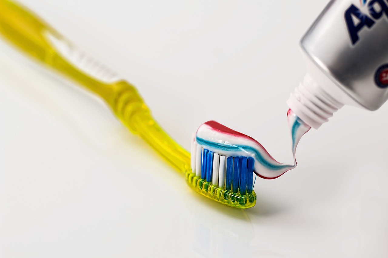 Há diferença entre escovar os dentes antes ou depois do café da manhã; especialista explica qual é a melhor hora para a escovação