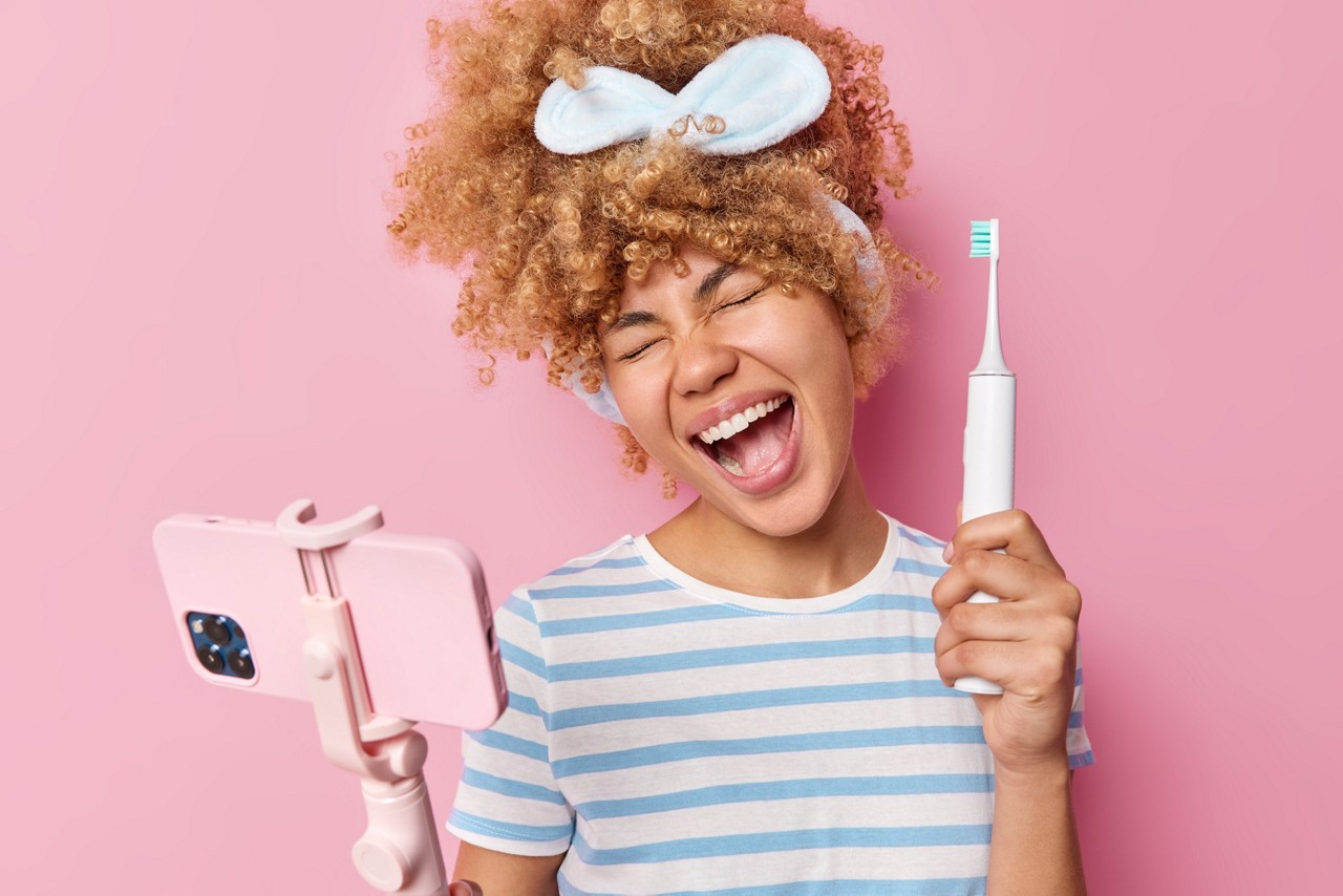 Várias pessoas estão compartilhando no TikTok vídeos usando escova elétrica 