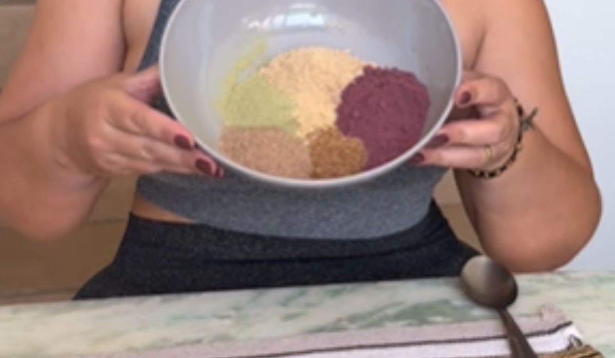 A "farinha da felicidade" é uma receita que varia, mas geralmente inclui ingredientes como linhaça dourada, aveia, amêndoas, chia e gergelim