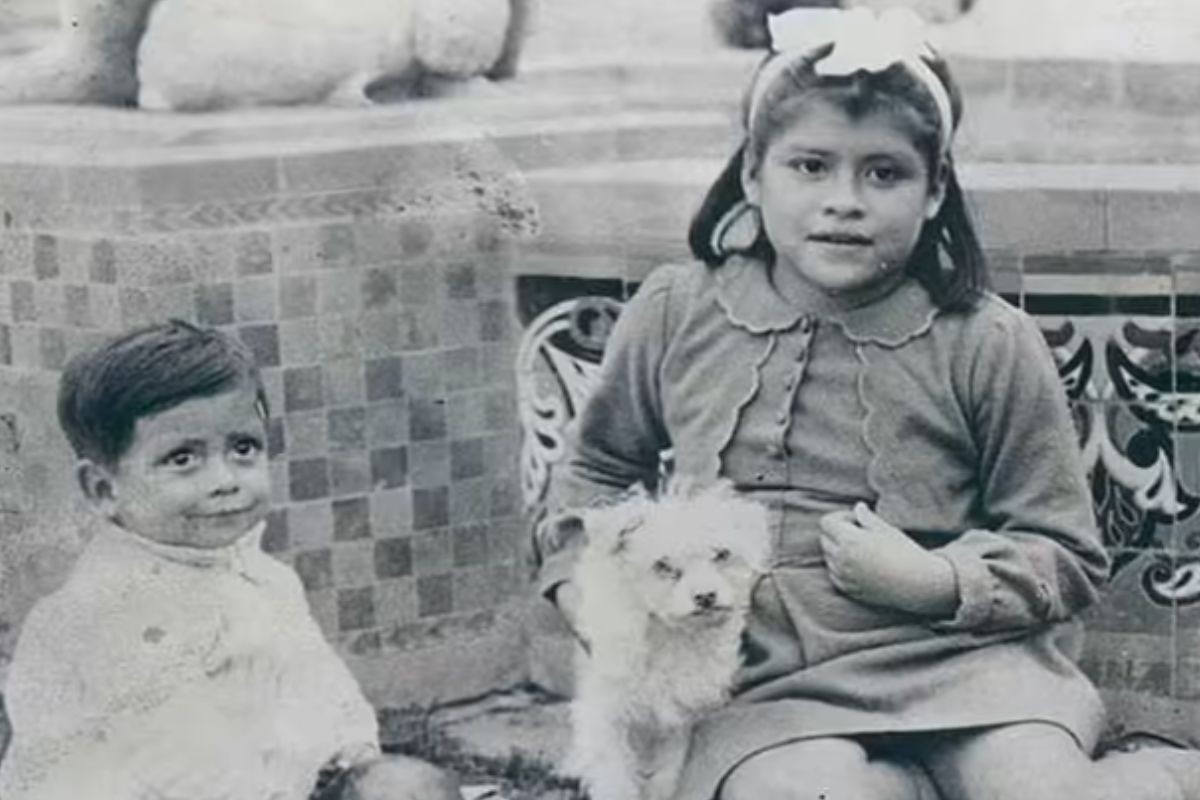Lina Medina com 7 ou 8 anos de idade ao lado de seu filho Gerardo.