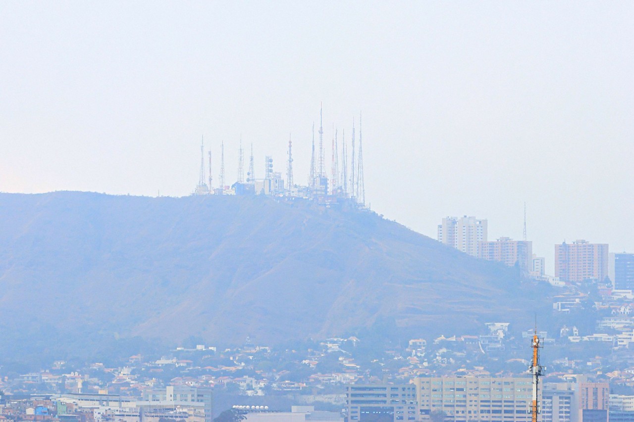 Céu de Belo Horizonte é marcado por presença de fumaça densa
