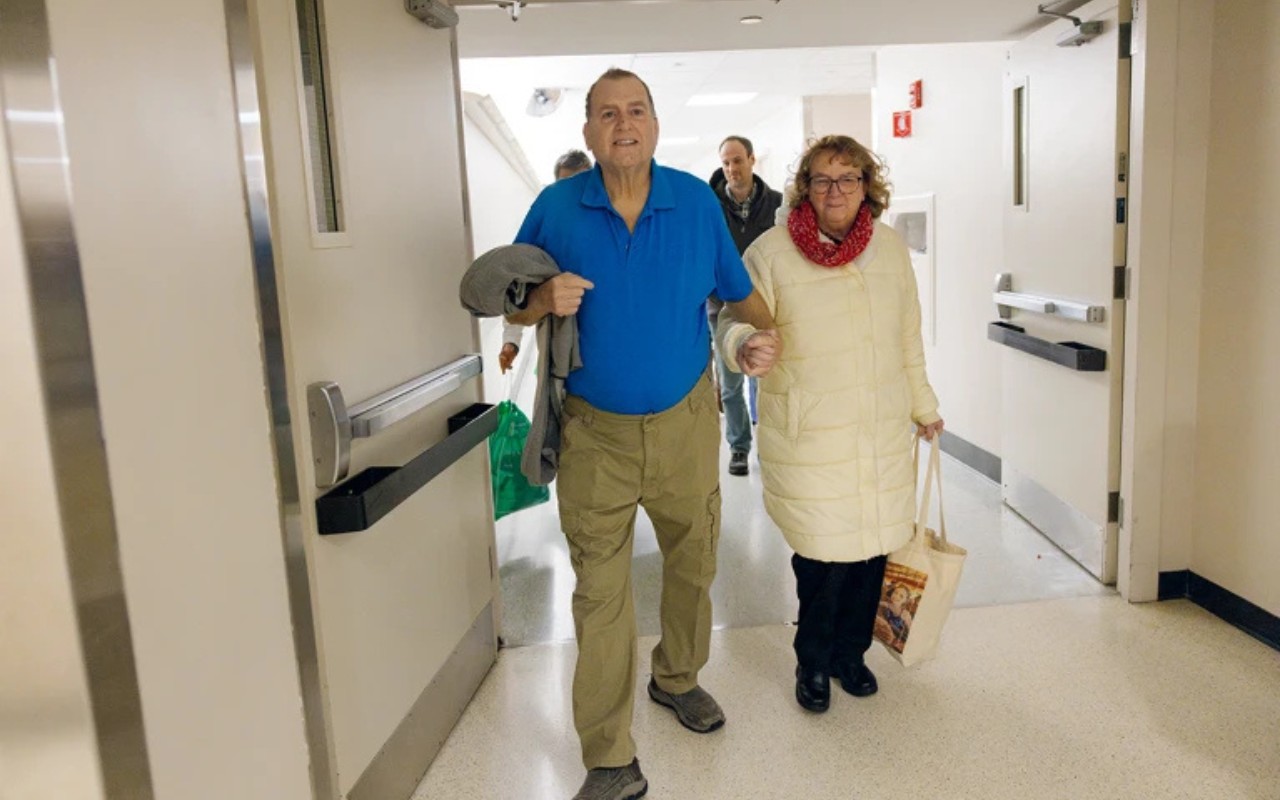 Tim Andrews, de 67 anos, recebeu transplante de rim suíno geneticamente modificado