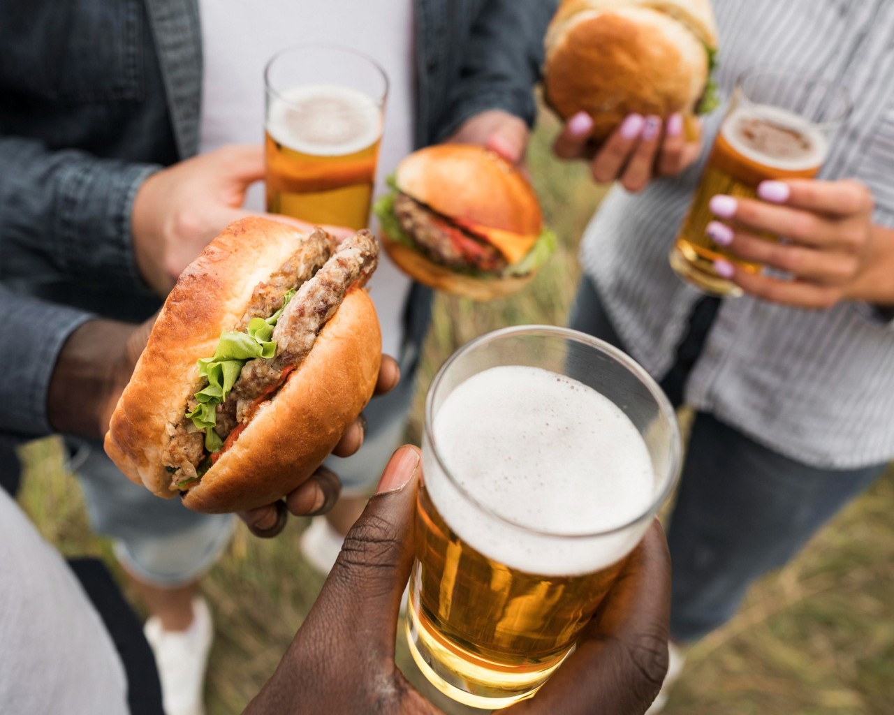 Comidas rápidas e pouco saudáveis, como sanduíches, atraem a atenção dos jovens