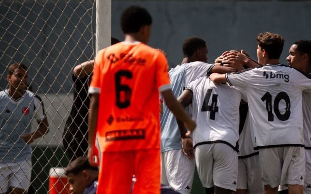 Jogadores do sub-15 comemoram gol marcado contra o Nova Iguaçu (Foto: João Gabriel Alves/Vasco)