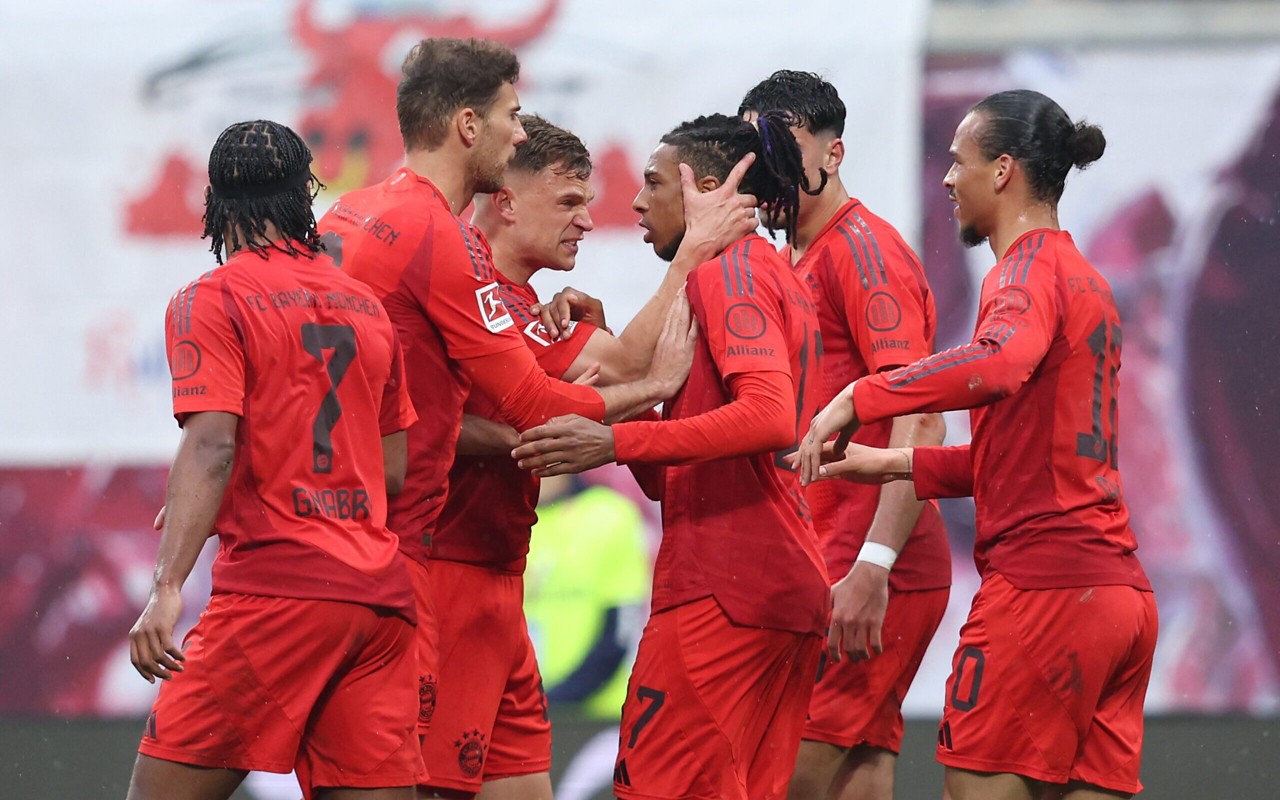 Olise e jogadores do Bayern comemoram gol contra o Leipzig (Foto: RONNY HARTMANN / AFP)