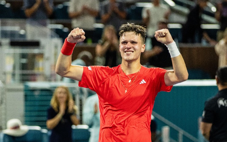 Jakub Mensik celebra a vitória sobre Novak Djokovic na final em Miami (Divulgação/ATP)