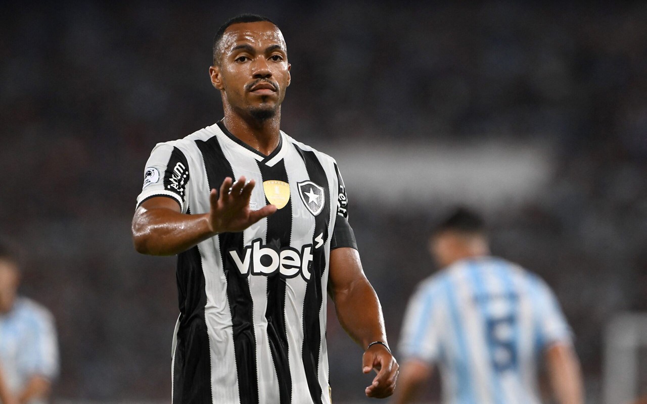 Marlon Freitas, capitão do Botafogo, em duelo contra o Racing, pelo jogo de ida da Recopa Sul-Americana (Foto: Vitor Silva/ Botafogo)