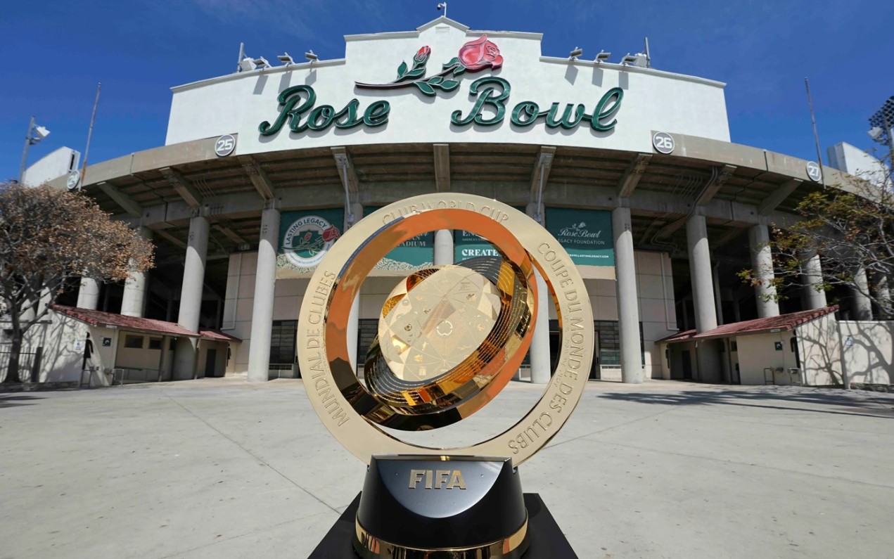 Troféu do Mundial de Clubes da Fifa no Rose Bowl Stadium (Foto: Reprodução)
