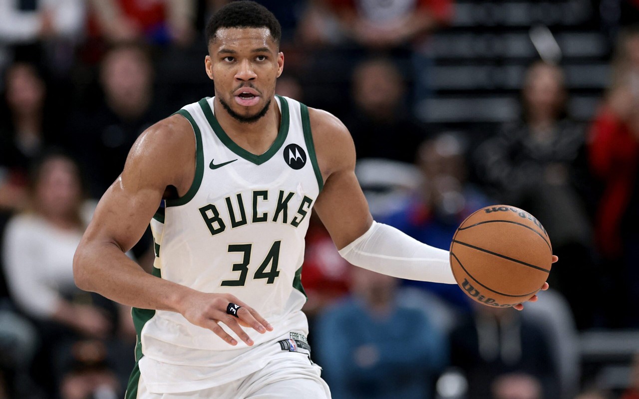 Giannis Antetokounmpo durante jogo entre Milwaukee Bucks e Los Angeles Clippers, pela NBA (Foto: Harry How/AFP)