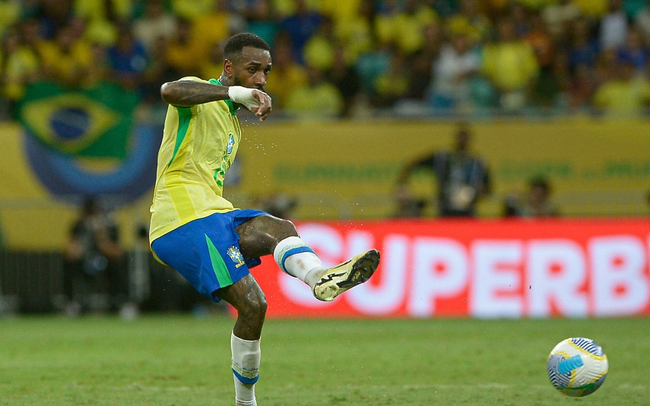 Gerson deixou o campo lesionado em Brasil x Colômbia (Foto: Jhony Pinho/AGIF)