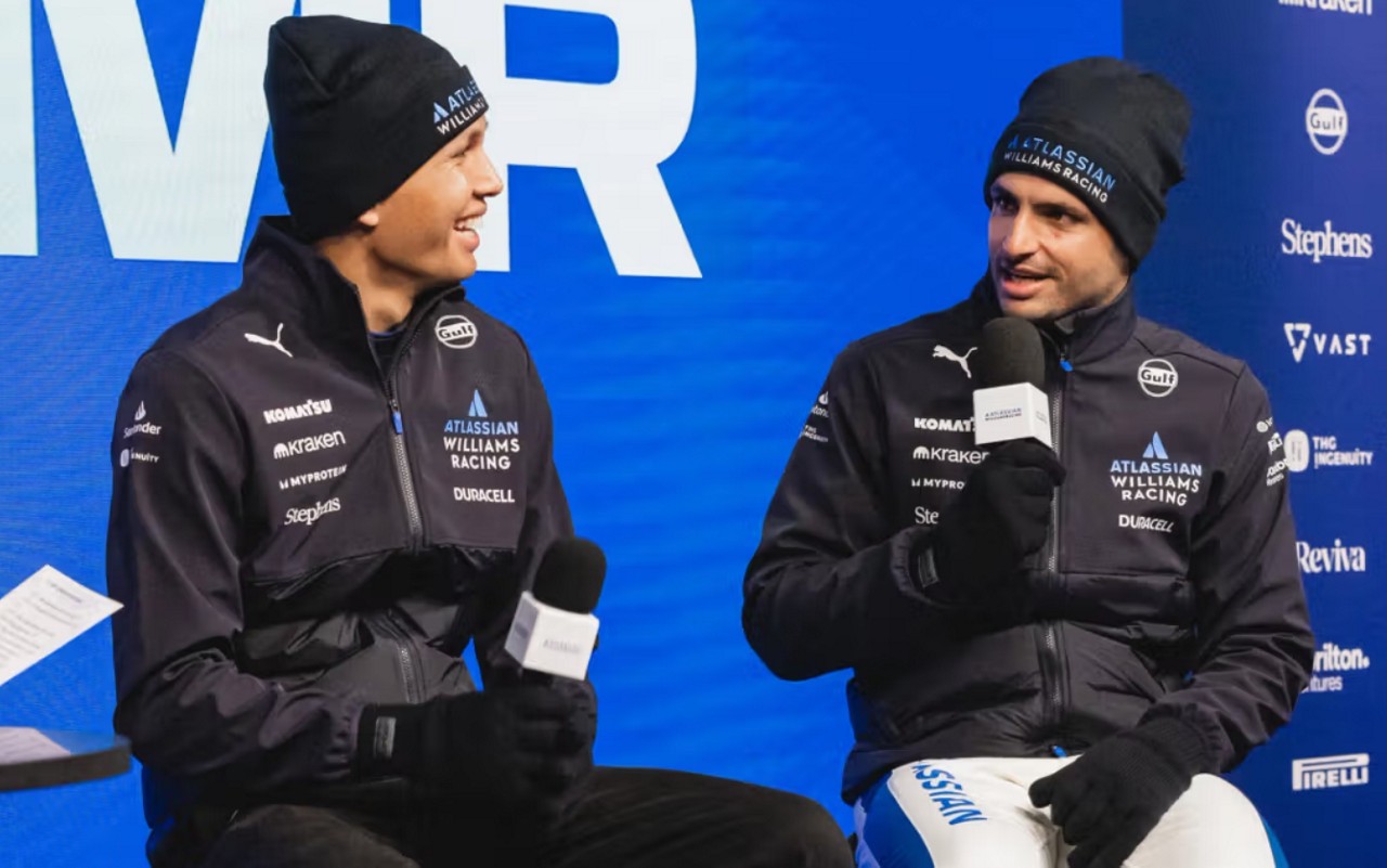 Alex Albon e Carlos Sainz em evento da Williams (Foto: reprodução/Williams)
