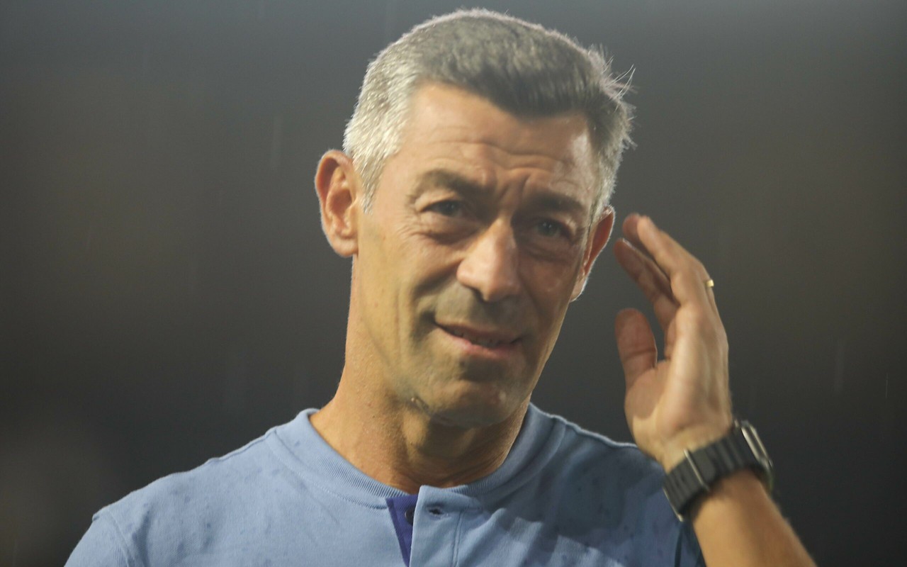 Pedro Caixinha definiu a escalação do Santos com Tiquinho no banco (Foto: Reinaldo Campos/AGIF)