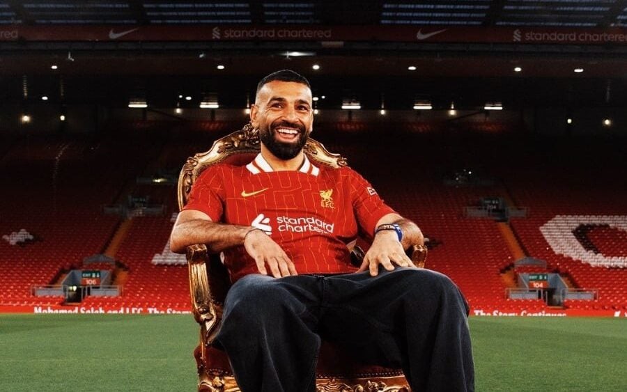 Mohamed Salah celebra renovação contratual com o Liverpool (Foto: Reprodução / Twitter)