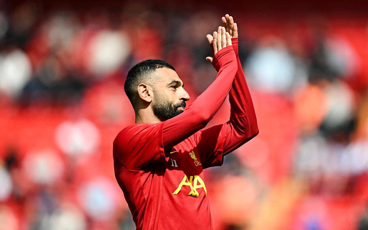 Salah aplaude torcida do Liverpool antes de jogo contra o West Ham, pela Premier League (Foto: Paul Ellis/AFP)