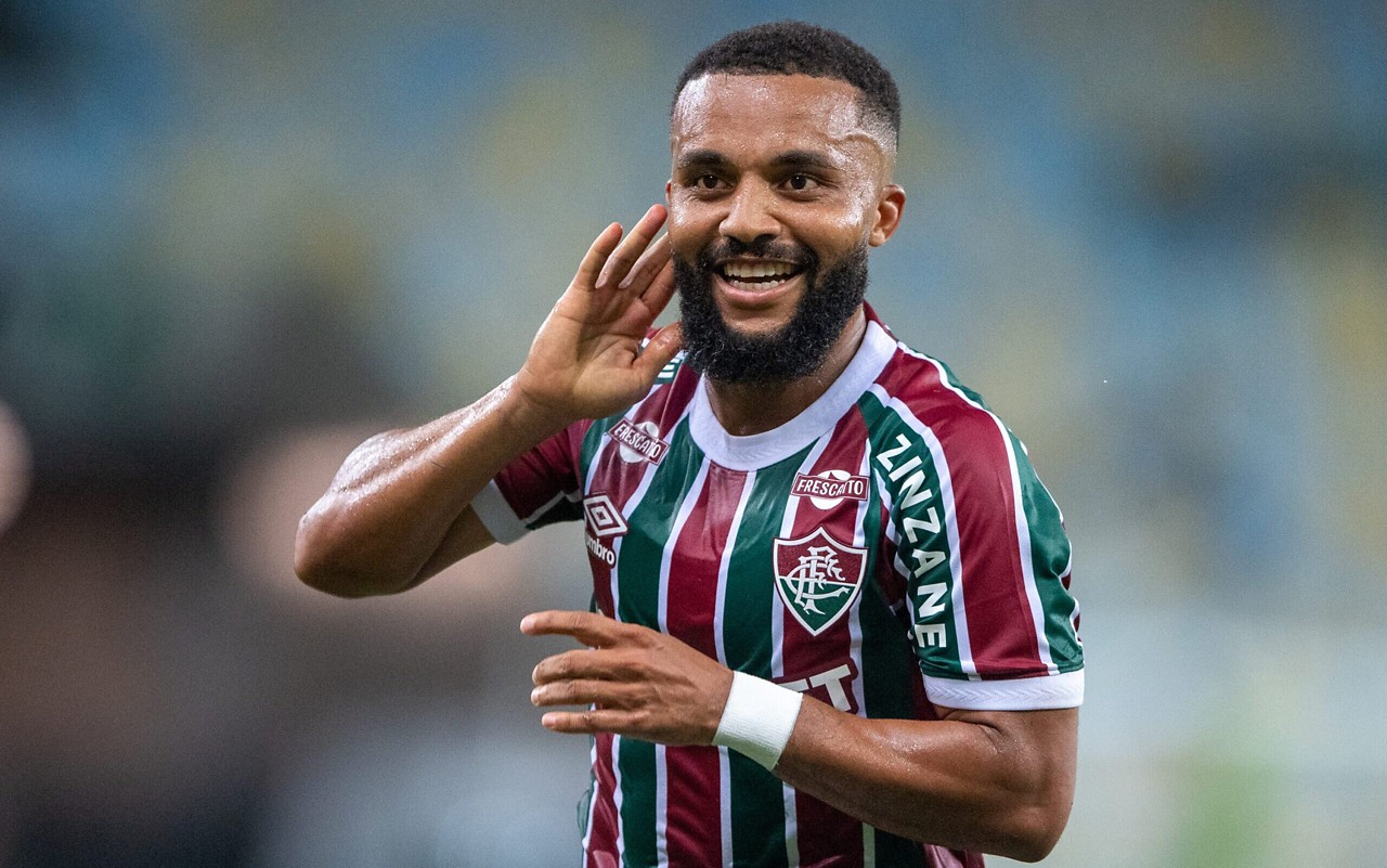 Samuel Xavier comemora seu gol na vitória do Fluminense sobre o Santos. (Foto: Thiago Ribeiro/AGIF)