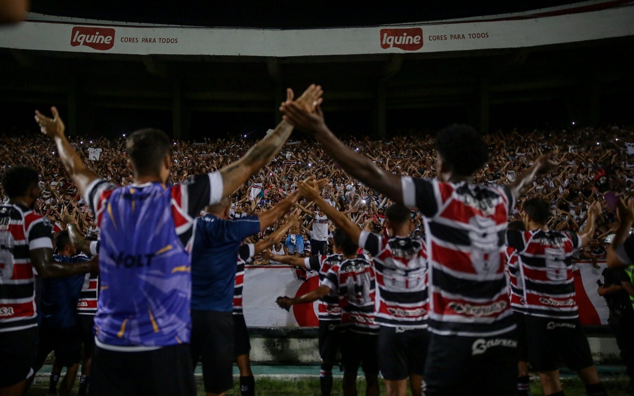 Jogadores do Santa Cruz comemoram vitória ao final da partida contra o Retro, no Estádio do Arruda, pelo Campeonato Pernambucano 2025 (Foto: Rafael Vieira/AGIF)