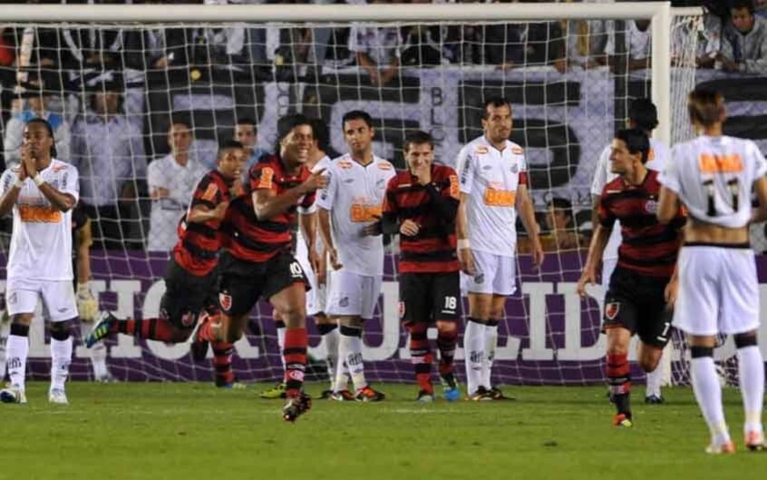 Ronaldinho comemora gol da vitória contra o Santos na Vila Belmiro, em 2011. (Foto: Lancepress!)